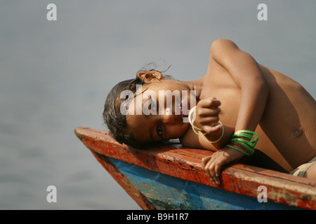 Una ragazza nepalese in una vecchia barca di legno sul lago Phewa in Pokhara, Nepal. Foto Stock