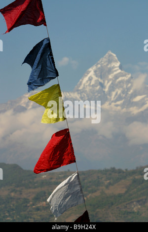 Bandiere di preghiera e la vista della coda di pesce o Machhapuchre mountain accanto all'Himalayan catena Hannapurna in Pokhara, Nepal. Foto Stock