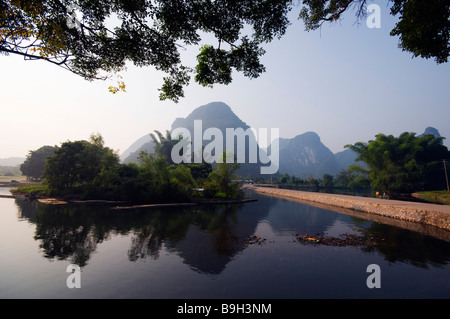 Cina, provincia di Guangxi, Yangshuo vicino a Guilin. Ambiente carsico scenario montano sul Fiume Li Foto Stock