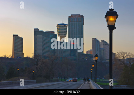 Città di Niagara Falls visto da lungo la Niagara Parkway accanto al fiume Niagara al tramonto Ontario Canada Foto Stock