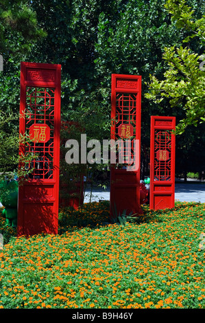 Cina, Pechino, Parco Ditan. Un tradizionale cinese simboleggia la porta fortuna e felicità.. Foto Stock