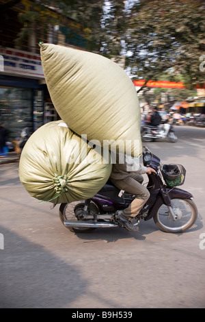 Consegna su moto Hanoi Vietnam Foto Stock