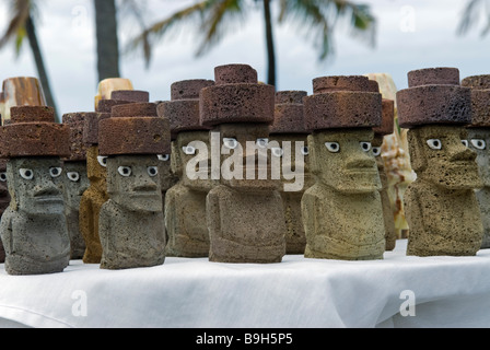Cile, l'Isola di Pasqua. Moai stallo di souvenir. Foto Stock