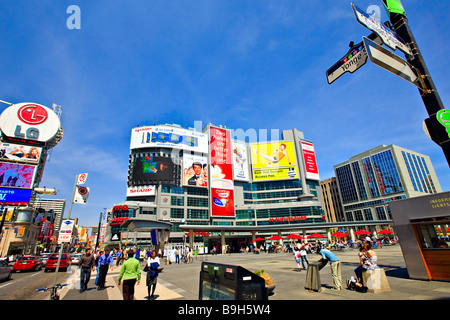 Yonge Dundas Square nel centro cittadino della città di Toronto Ontario Canada Foto Stock