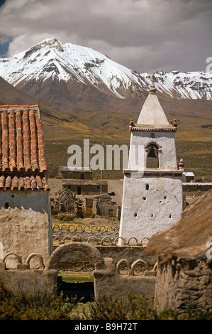 Adobe chiesa nel villaggio di Pueblo di Isluga, Isluga Parco Nazionale del Cile. Foto Stock