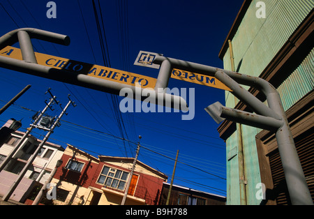 Il Cile, Regione V, Valparaiso. Cielo Abierto (Open Sky). Il punto di partenza di un open air tour di arte di strada attraverso il Cerro Concepcion. Foto Stock