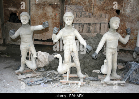 Incompiuta di statue di argilla in Potters Mercato, Kumortuli, Kolkata Foto Stock