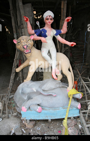 Semi-verniciato Statua di Durga Riding Lion, Potters Mercato, Kumortuli, Kolkata Foto Stock