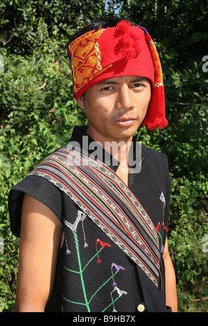 Giovani Karbi Tribe Uomo in abito tradizionale Foto Stock