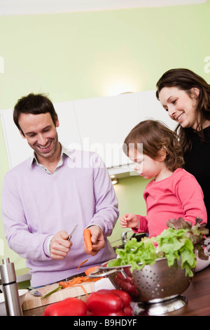 Cucina di famiglia insieme Foto Stock