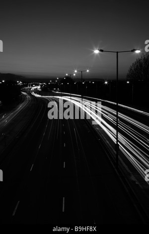 Ora di punta del traffico su una strada40 (Western Avenue), Greenford, Londra Foto Stock