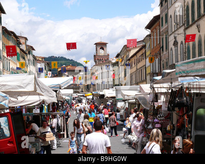 Italia Toscana Pescia Mazzini-place market passanti luogo week-mercato mercato-mercato di scena-trambusto economia commercio vendita Foto Stock