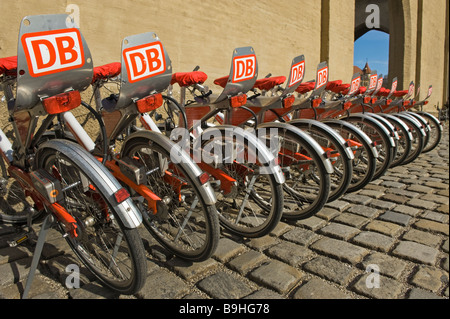 Rent a Bike city DB Riga biciclette Noleggio sbloccare MONACO DI BAVIERA  Isartorplatz sun sunny blue sky molte partite multi Germania Ferrovie  tedesche Foto stock - Alamy