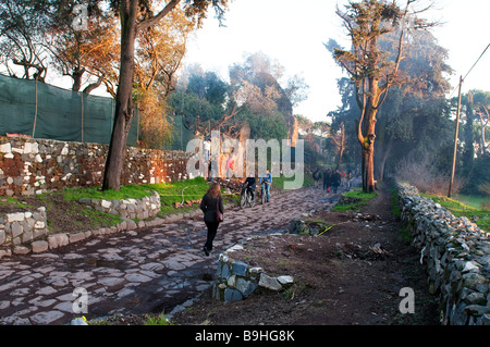 I Romani a piedi e byking in Appia Antica domenica Foto Stock