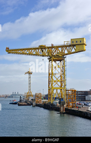 Una gru a Buccleuch Dock. Barrow-in-Furness, Cumbria, England, Regno Unito, Europa. Foto Stock