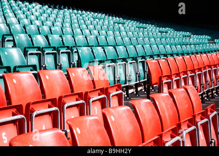 Posti a sedere all'interno del Principato stadium, precedentemente noto come il Millennium Stadium. Foto Stock