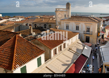 Vista su Les Saintes Maries de la Mer, Camargue, Bouches du Rhône Provence Alpes Côte d'Azur, in Francia meridionale, Francia, Europa Foto Stock