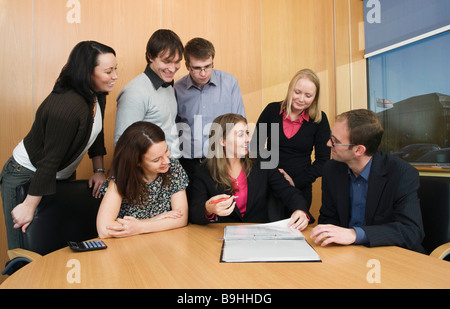 I colleghi di riunione nella sala riunioni Foto Stock