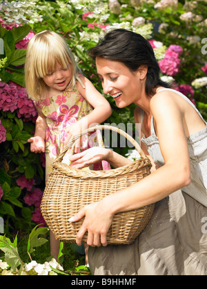 Madre e figlia spiumatura fiori Foto Stock