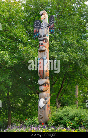 Native American totem pole, Butchart Gardens Vicino a Victoria, Isola di Vancouver, British Columbia, Canada, America del Nord Foto Stock