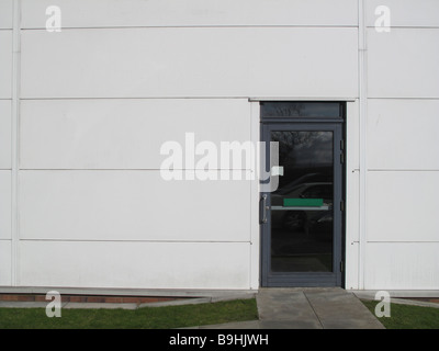 La porta di ingresso nel lato del moderno edificio per uffici Foto Stock