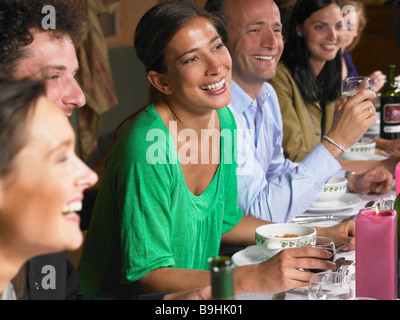 Persone che parlano durante la cena Foto Stock