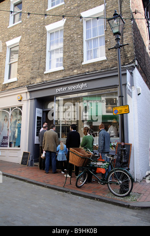 Peter Speaight macellai shop con i clienti queing su London Road Royal Tunbridge Wells Kent England Foto Stock