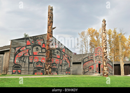 Native American navate e totem, museo village K'san, Hazelton, British Columbia, Canada, America del Nord Foto Stock