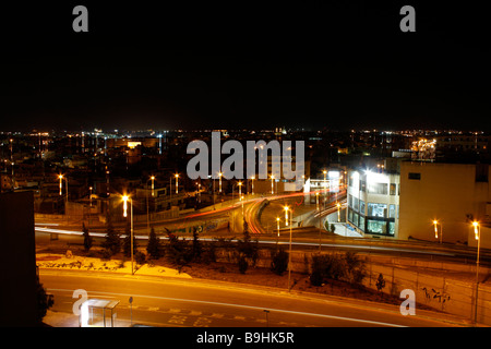 Night Shot del traffico e delle strade principali intorno alla capitale di Malta Foto Stock