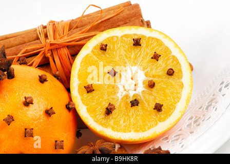 Arance con chiodi di garofano e bastoncini di cannella, aromatico decorazione di Natale Foto Stock