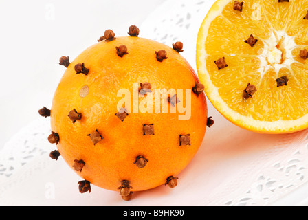 Arance costellata di chiodi di garofano, aromatico decorazione di Natale Foto Stock