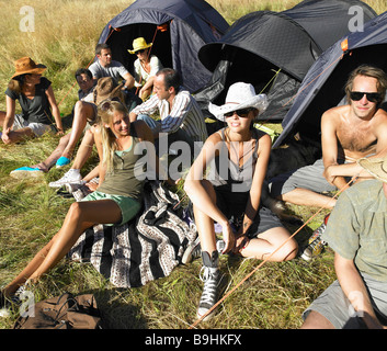 Persone in un campo Tende zaino in spalla Foto Stock