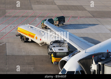 Il rifornimento di carburante di un aereo commerciale, Duesseldorf International Airport, Renania settentrionale-Vestfalia, Germania, Europa Foto Stock