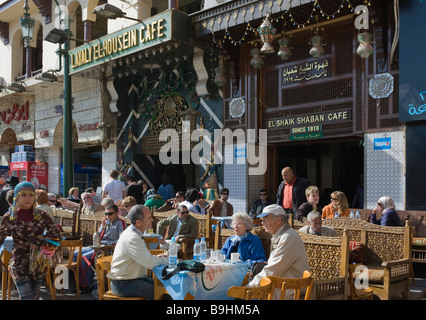 Street café, ospiti, Hussein Square, Khan el-Khalili Bazar, il Cairo, Egitto, Africa Foto Stock