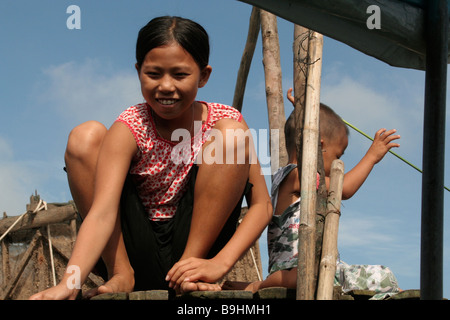 Due giovani bambini vietnamiti giocando su un dock di bambù in una minoranza musulmana villaggio nel Delta del Mekong Foto Stock