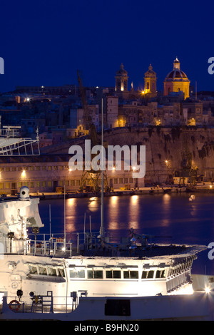 Ponte della Royal Navy Assault nave HMS baluardo con Senglea e Valletta Grand Harbour in background Foto Stock