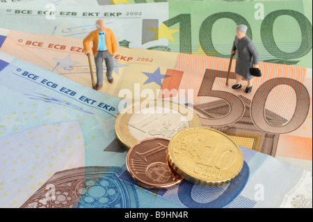 Le figure dei pensionati su banconote, immagine simbolica per disposizione di pensionamento pension Foto Stock