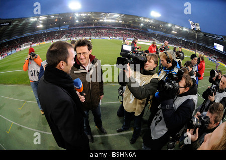 Stampa e media nei dintorni di Markus BABBEL, trainer e manager del VfB Stuttgart, Mercedes-Benz Arena, Stoccarda, Germania, Europa Foto Stock