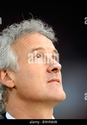 Trainer Fred Rutten, 1. FC Schalke 04, guardando verso il cielo per aiutare Foto Stock