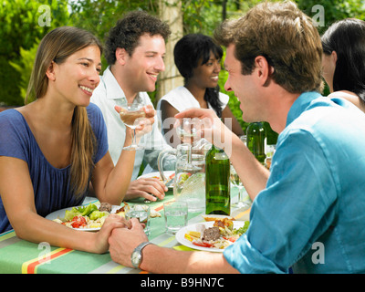 Gli amici di pranzo in giardino Foto Stock