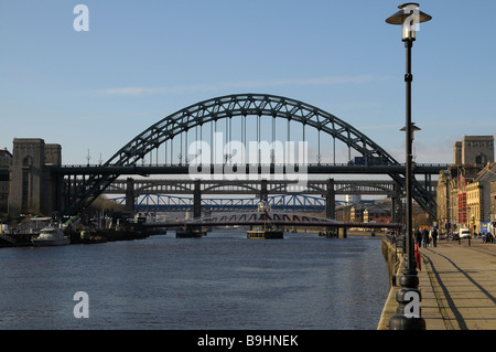 Il fiume Tyne a Newcastle-upon-Tyne con il Tyne Bridge e l'alto livello stradale e ferroviario al di là del ponte Foto Stock