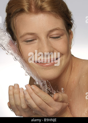 Gli adolescenti Faccia ragazza acqua-ray ritratto sorriso brocciata a persone giovani 14 anni dai capelli rossi naturalmente volto bellezza cura graziosamente Foto Stock