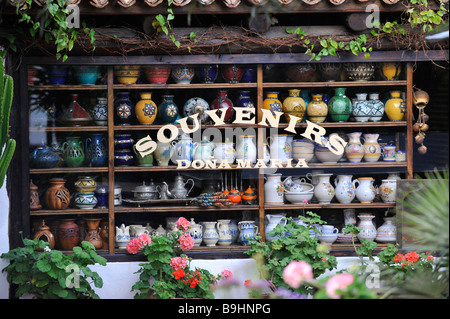 Negozio di regali e souvenir vasi di ceramica dom g pfaffenheim humbrecht  Alsace Francia Foto stock - Alamy