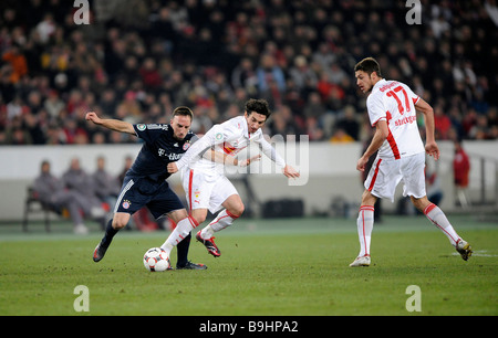 Affrontare, Franck Ribery, Bayern Muenchen sulla sinistra, contro Roberto Hilbert, VfB Stuttgart nel mezzo e Matthieu Delpierre Foto Stock