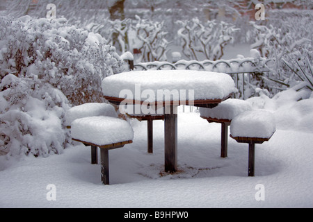 Scena di neve - nevicata copre tavolo da picnic e sedili - Londra, Inghilterra 2009 Foto Stock