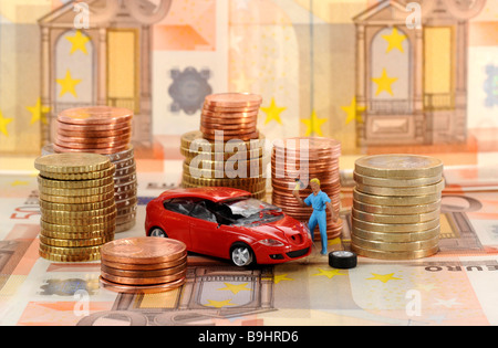 Auto in miniatura sulle monete, simbolico del premio di demolizione, demolizione, bonus bonus ambientale Foto Stock