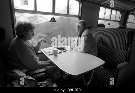 Immagine storica da anni ottanta del celebre viaggio in treno a vapore da Fort William a Mallaig in Scozia / UK. Foto Stock