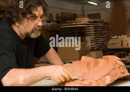 L'uomo faccia scultura in argilla Foto Stock