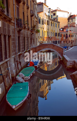 Pittoreschi piccoli canali di Venezia con barche e piccoli ponti Foto Stock