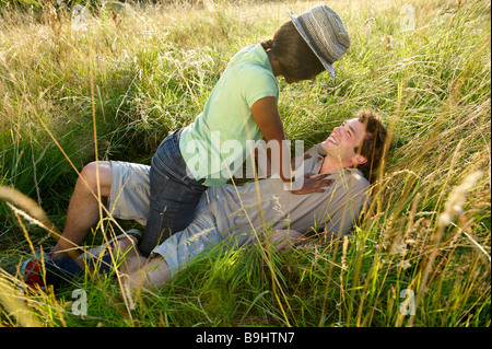 Giovane ingannare intorno in un campo Foto Stock